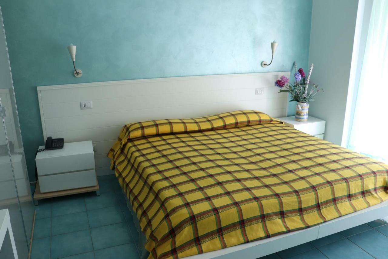 Rock Garden Bed & Breakfast กาเอตา ภายนอก รูปภาพ